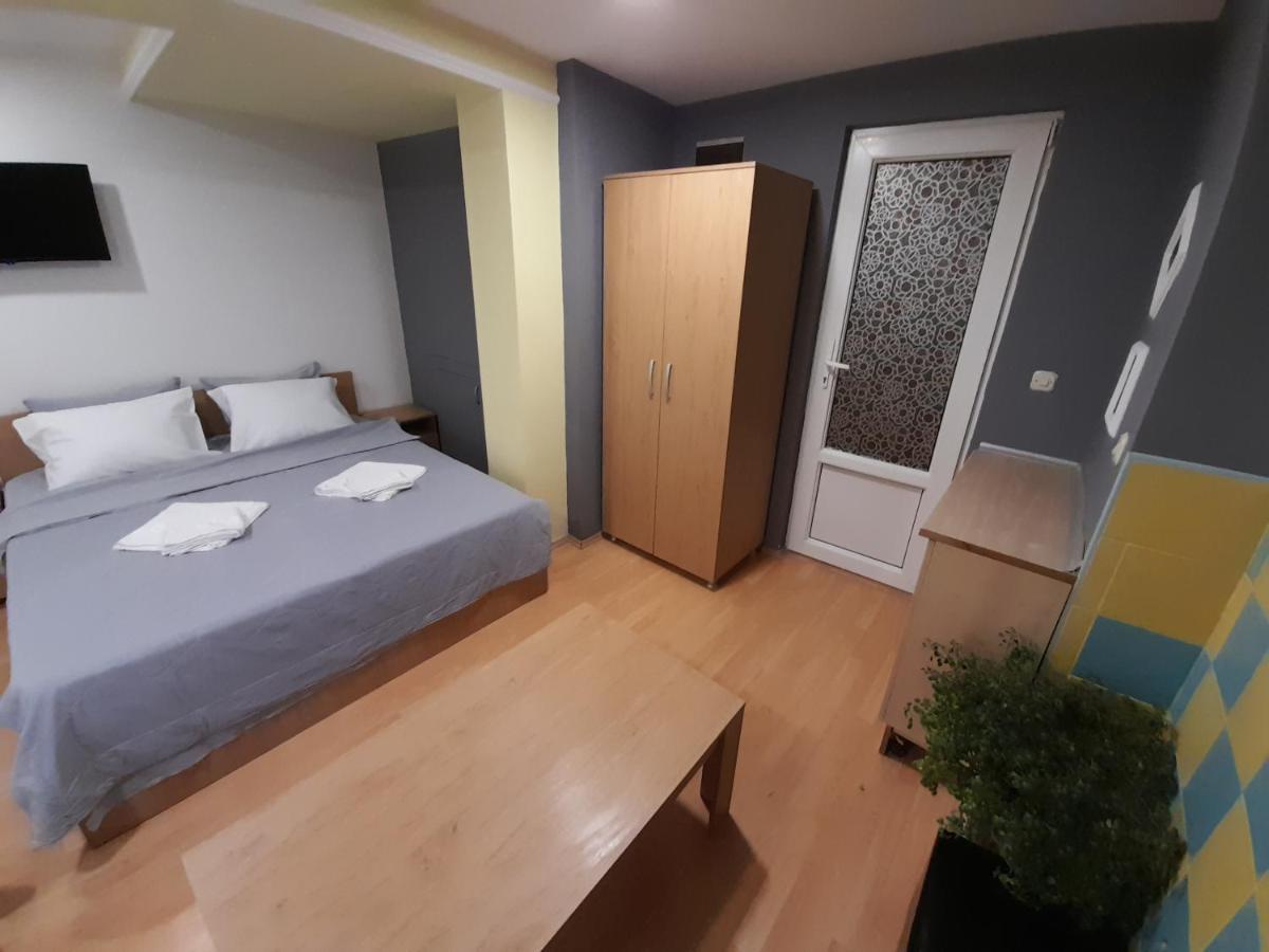 Bato Rooms Pestani Exterior photo